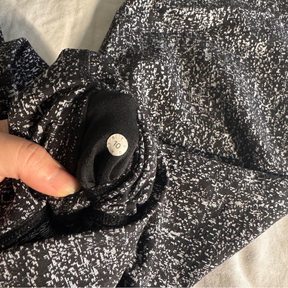 1 🤍 Lululemon Wunder Under Crop (High-Rise) 21"
Luon Suited Jacquard Black White - Picture 5 of 6